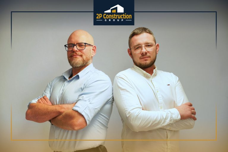 Przedstawiciele 2P Budownictwo Piotr Leszek i Patryk Ruciński na grafice promującej podejście „Proces pod kontrolą” w inwestycjach budowlanych.