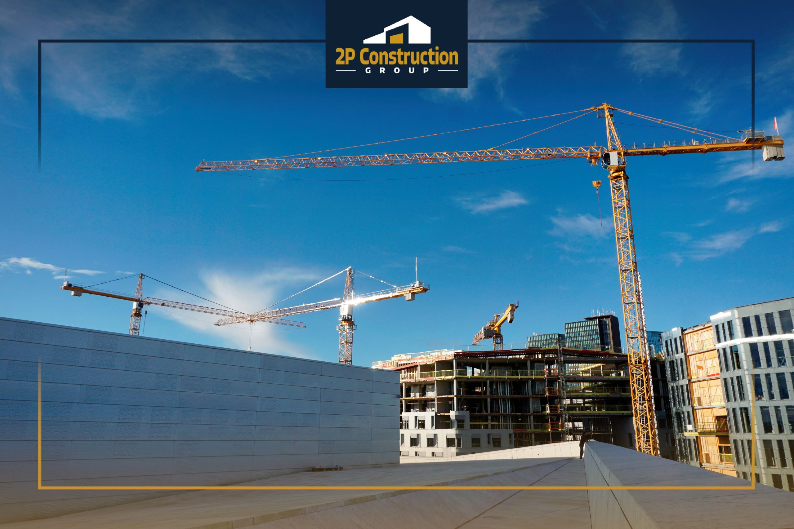 Terminy i jakość w budownictwie – plac budowy z dźwigami 2P Construction Group